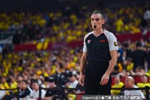 开云官网-杨毅：为啥请洋裁判？错判不被骂“黑哨”啊！最多骂他水平低