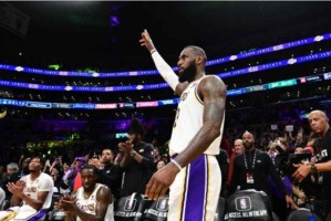 开云官网-盘点新赛季潜在里程碑：詹姆斯5万分 库里4000三分