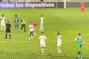 宠粉！球迷冲入场内找姆巴佩自拍，姆总拦住保安满足合影